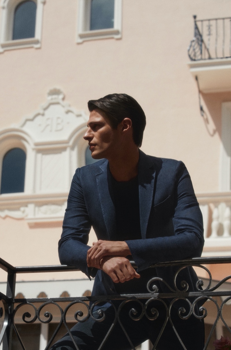 A sharp vision, Mattia Regonaschi dons a slim-fit linen suit and piqué t-shirt from Massimo Dutti.