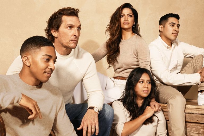 Posing with Just Keep Livin' Foundation alumnae, Matthew McConaughey and Camila Alves appear in a picture with Malik Diaz, Mara Gutierrez Salmeron, and Reyes Sena.