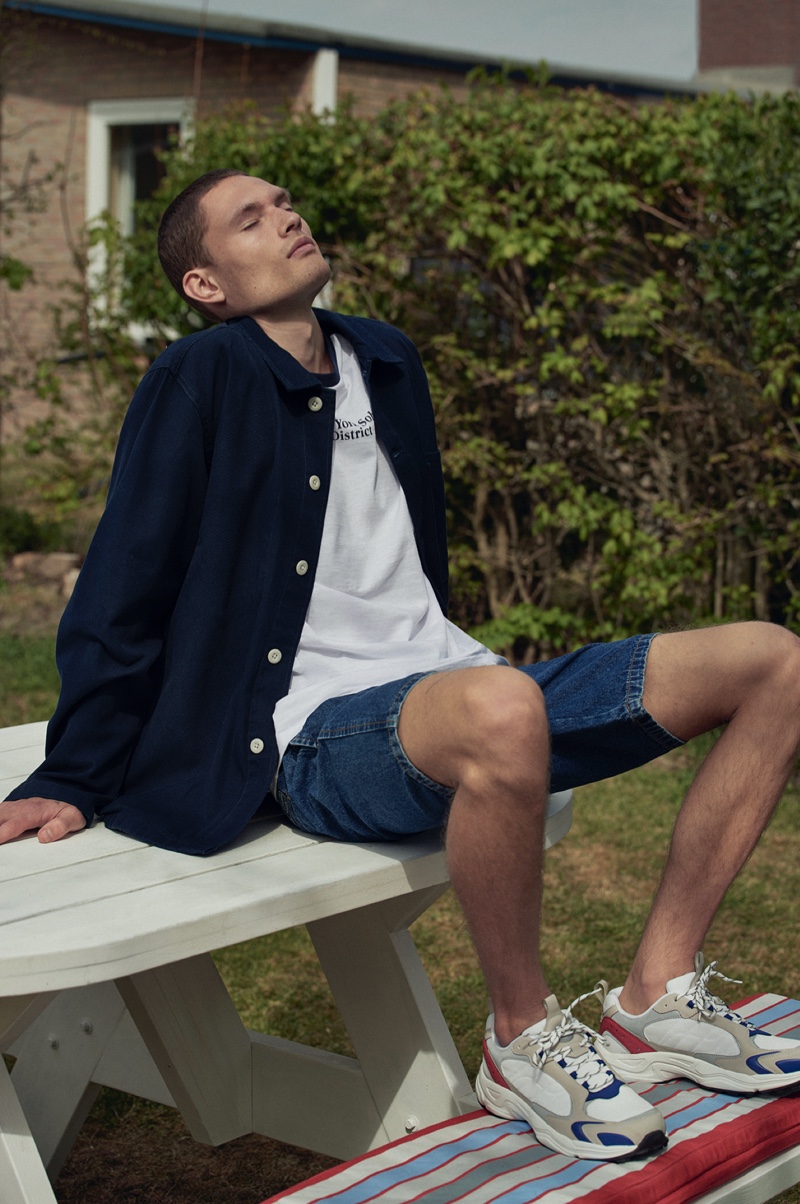 Relaxing, William Los wears Pull & Bear.