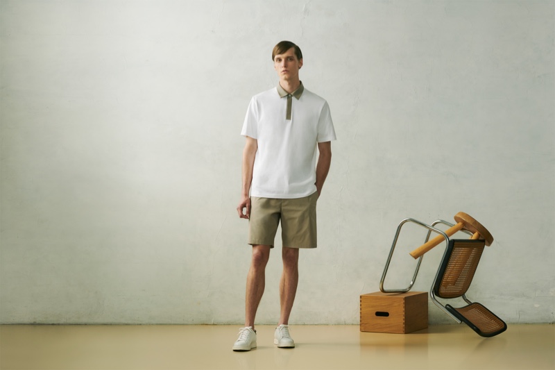 Joep van de Sande sports a polo shirt with KANDO Easy shorts from the UNIQLO x Theory capsule collection.