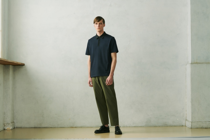 Front and center, Joep van de Sande wears an AIRism pique slim-fit polo and KANDO Easy pants from the UNIQLO x Theory capsule collection.