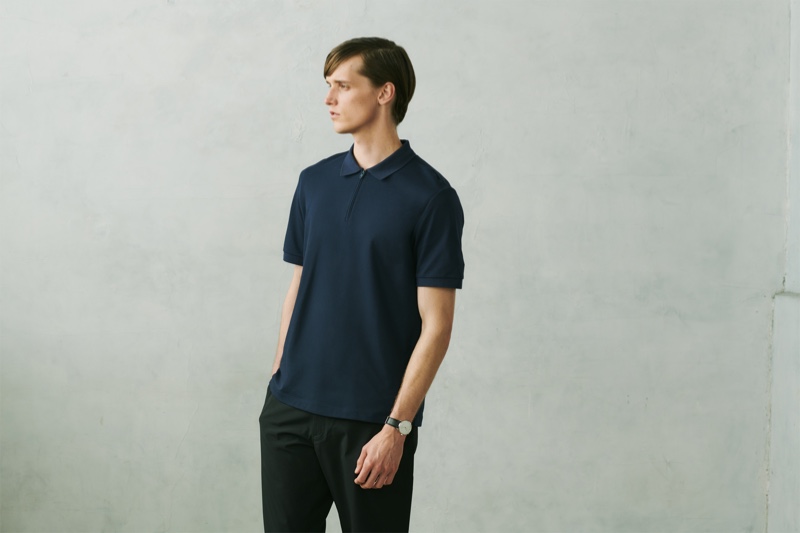 Taking to the studio, Joep van de Sande models an AIRism pique slim-fit polo shirt from the UNIQLO x Theory capsule collection.