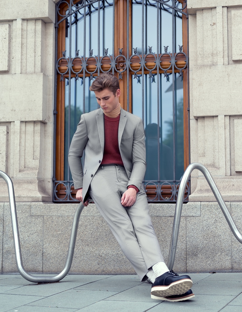 Linus wears suit Esprit, turtleneck Emporio Armani, sweater UNIQLO, and shoes Red Wing.