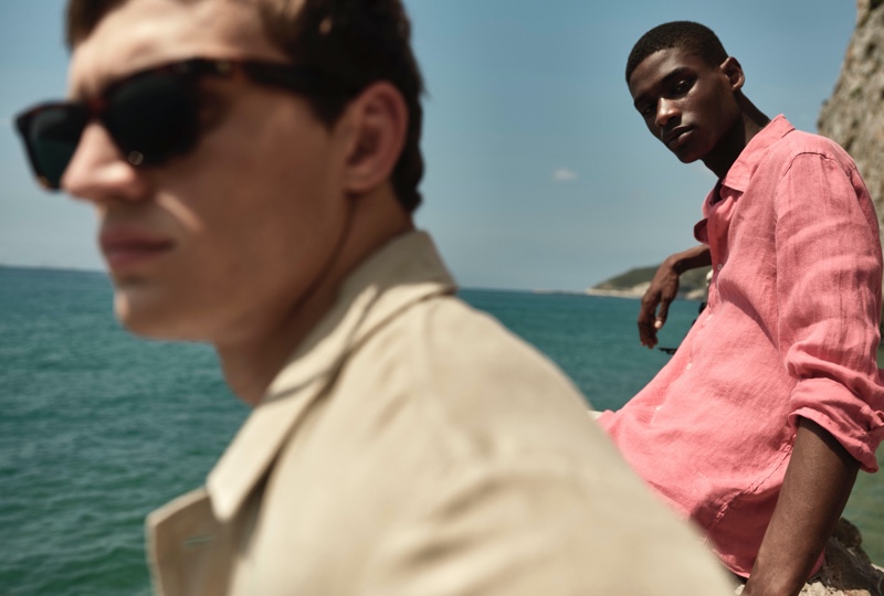 Rachide Embaló stands out in a summery linen shirt from Massimo Dutti.