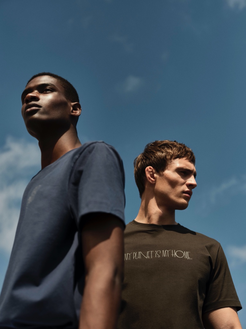 Models Rachide Embalo and Julian Schneyder go casual in Massimo Dutti t-shirts.