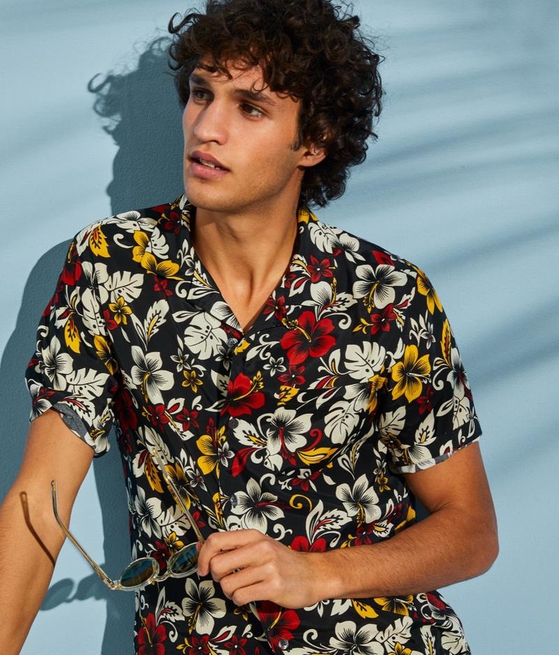 Front and center, Francisco Henriques rocks a Todd Snyder Aloha Hibiscus print camp collar short-sleeve shirt. » Week in Review: G-Star Raw, Prada, Todd Snyder + More Front and center, Francisco Henriques rocks a Todd Snyder Aloha Hibiscus print camp collar short-sleeve shirt.