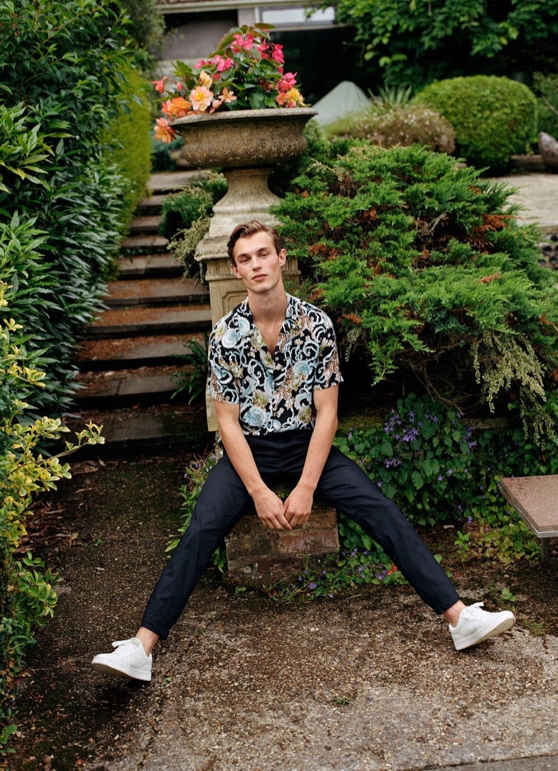 Kit Butler models a short-sleeve printed shirt with smart pants from Mango. » Kit Inspires in Chic Mango Menswear Kit Butler models a short-sleeve printed shirt with smart pants from Mango.