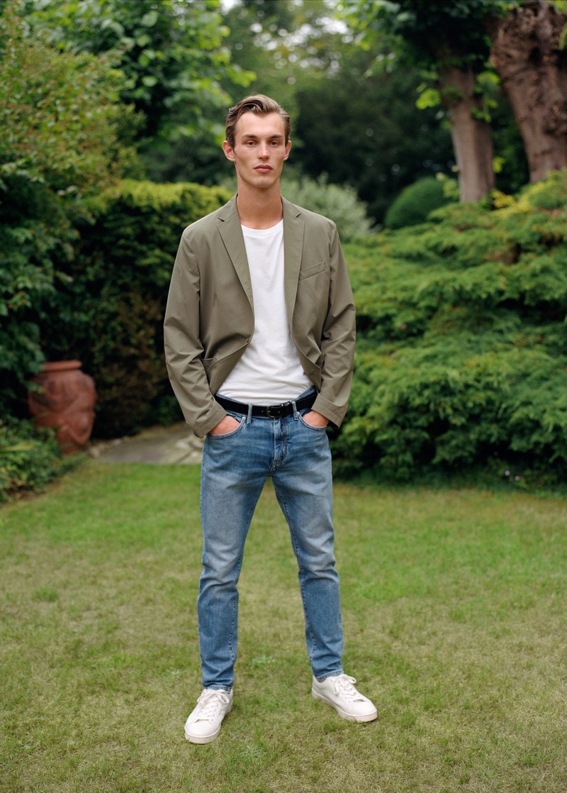 Front and center, Kit Butler dons a cotton blazer with a relaxed t-shirt and denim jeans by Mango.