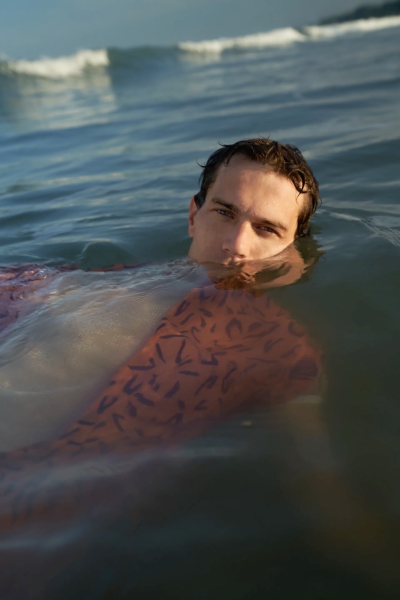 Taking a dip, Vincent Lacrocq wears a geometric print shirt from Zara. » Vincent Travels to Bali with Zara for Summer Holiday Taking a dip, Vincent Lacrocq wears a geometric print shirt from Zara.