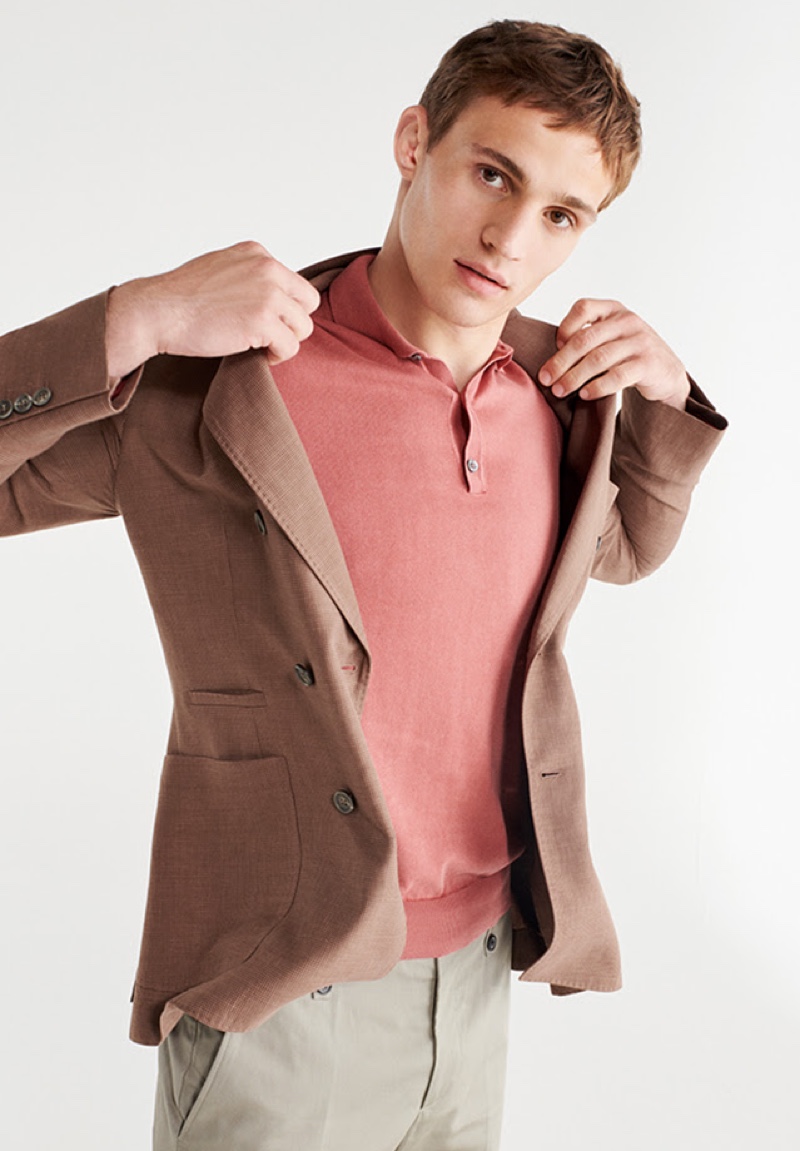 Donning a chic polo and linen blazer, Julian Schneyder wears smart style from YOOX.