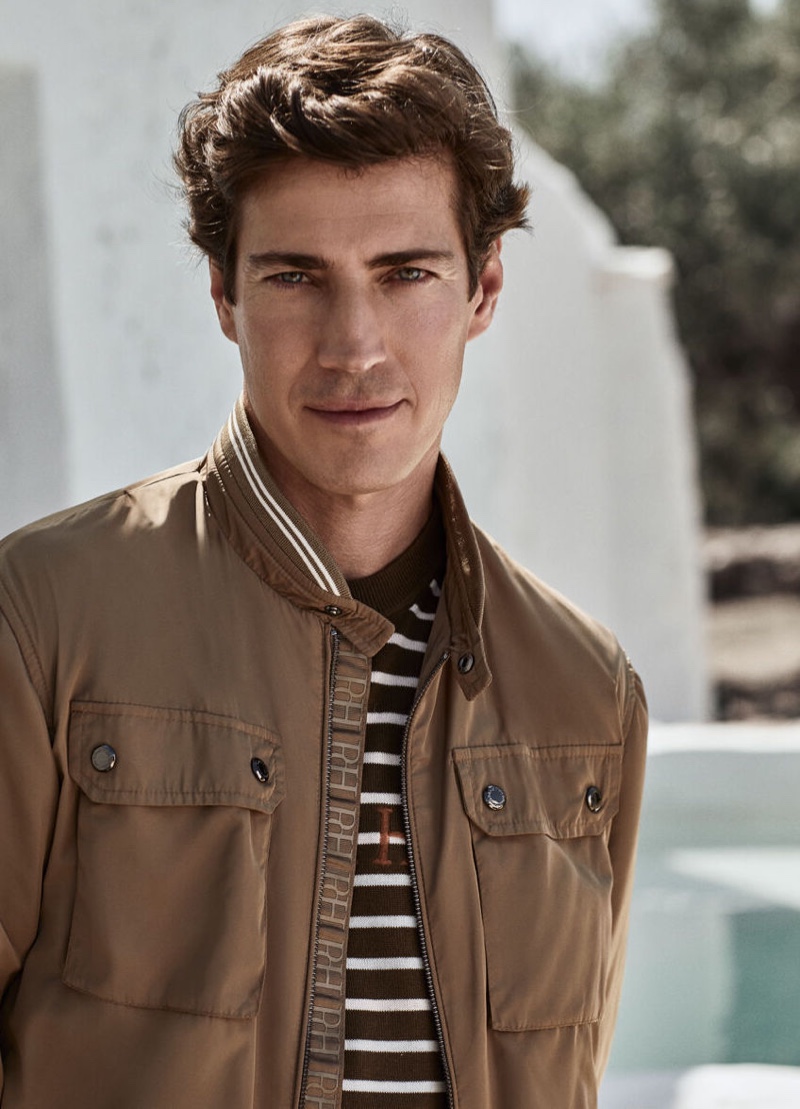 Going casual, Oriol Elcacho wears a four-pocket jacket with a striped pullover from Pedro del Hierro. » Oriol Steps Into Fall with Pedro del Hierro Going casual, Oriol Elcacho wears a four-pocket jacket with a striped pullover from Pedro del Hierro.
