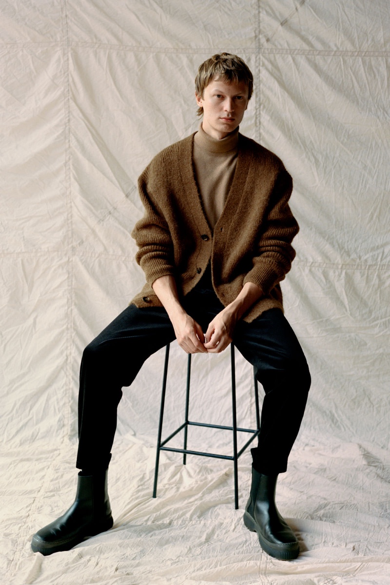 Jonas Glöer embraces comfortable but chic style in a roomy look from COS. The German model dons the brand's alpaca-wool mix cardigan sweater with cotton trousers, a turtleneck, and chunky leather boots. » Fernando, Jonas & Sang Don Light Fall Layers from COS Jonas Glöer embraces comfortable but chic style in a roomy look from COS. The German model dons the brand's alpaca-wool mix cardigan sweater with cotton trousers, a turtleneck, and chunky leather boots.