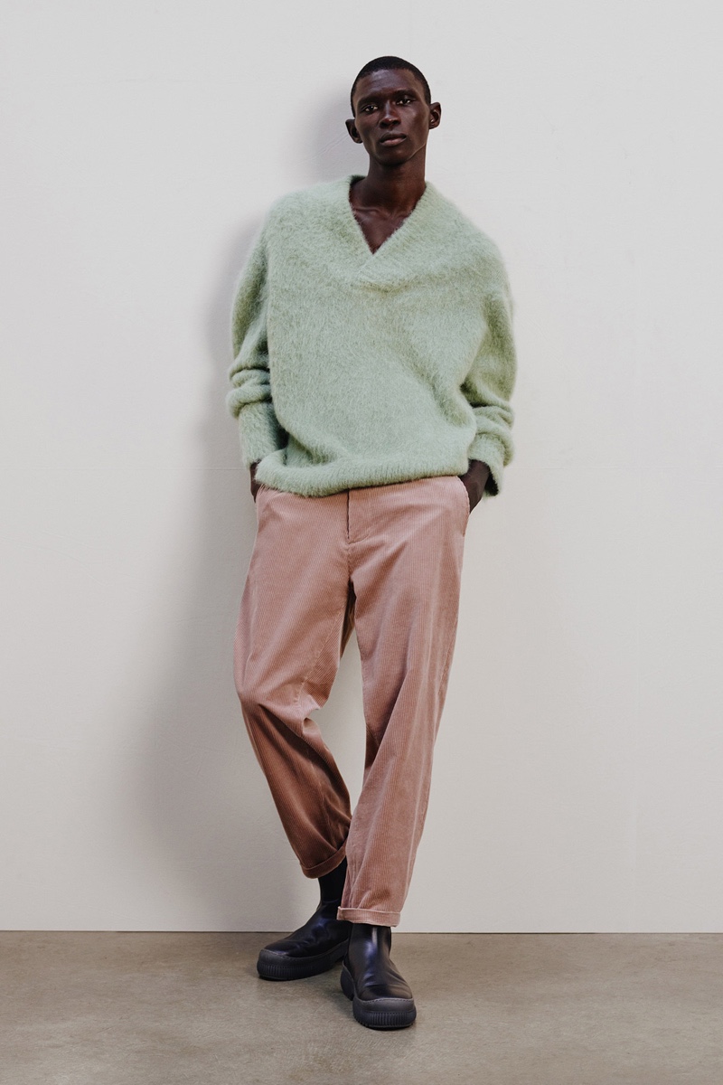 Mixing muted tones, Fernando Cabral stands out in a v-neck wool-mix sweater and corduroy trousers with chunky leather boots by COS. » Fernando, Jonas & Sang Don Light Fall Layers from COS Mixing muted tones, Fernando Cabral stands out in a v-neck wool-mix sweater and corduroy trousers with chunky leather boots by COS.