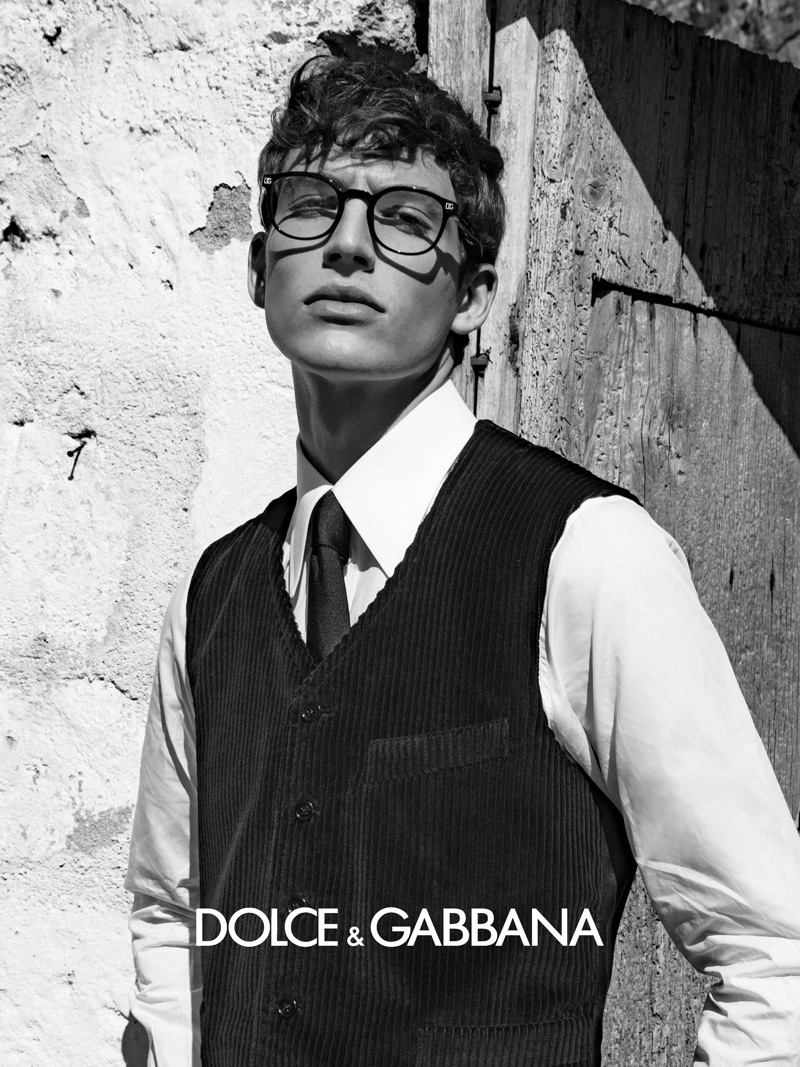 Donning smart glasses, Amerigo Valenti fronts Dolce & Gabbana's fall-winter 2020 eyewear campaign.