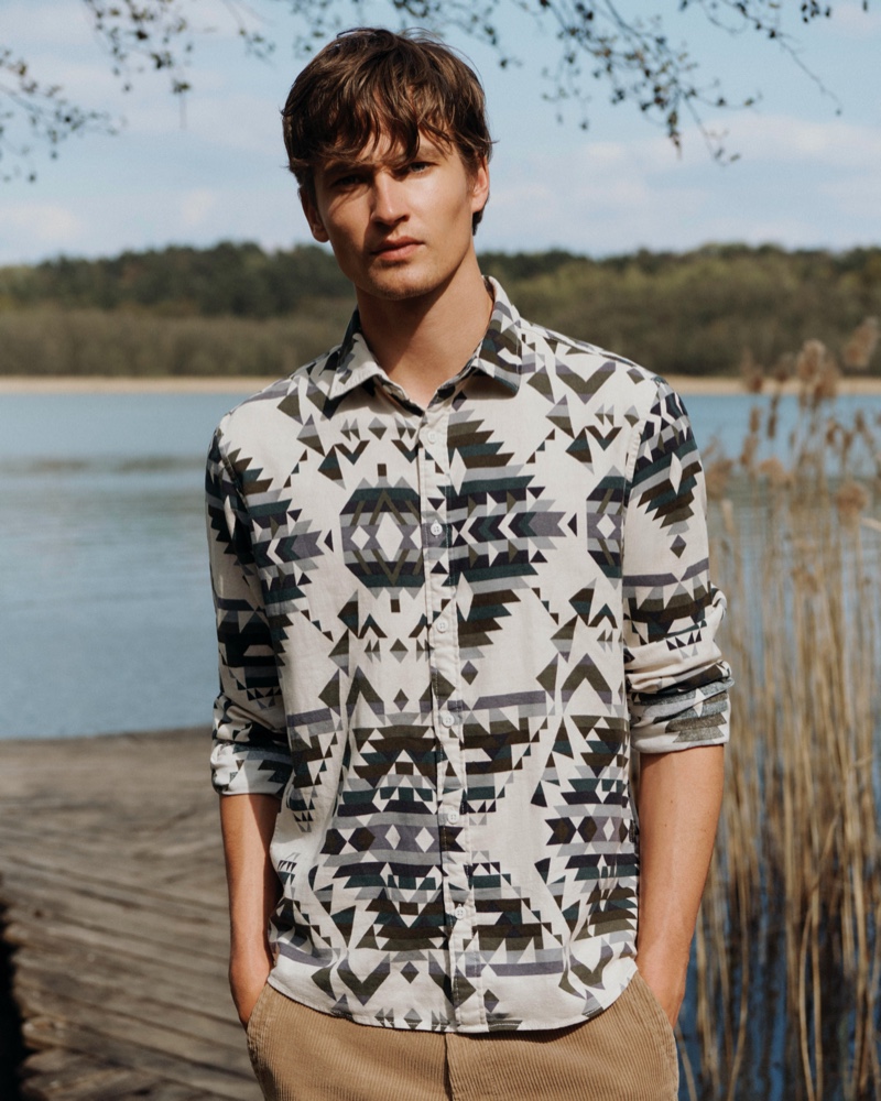 Front and center, Frederik Ruegger dons a printed shirt for Esprit's fall-winter 2020 campaign. » Max & Frederik Embrace Style Favorites for Esprit Fall '20 Campaign Front and center, Frederik Ruegger dons a printed shirt for Esprit's fall-winter 2020 campaign.