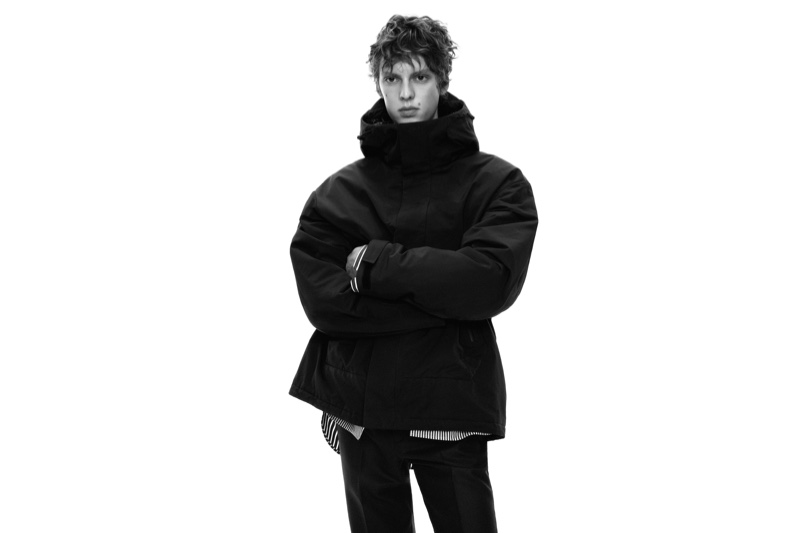 Leon Dame models a statement jacket from the fall-winter 2020 UNIQLO +J collection for the accompanying campaign. » Jil Sander Returns with Chic UNIQLO +J Fall '20 Collection Leon Dame models a statement jacket from the fall-winter 2020 UNIQLO +J collection for the accompanying campaign.