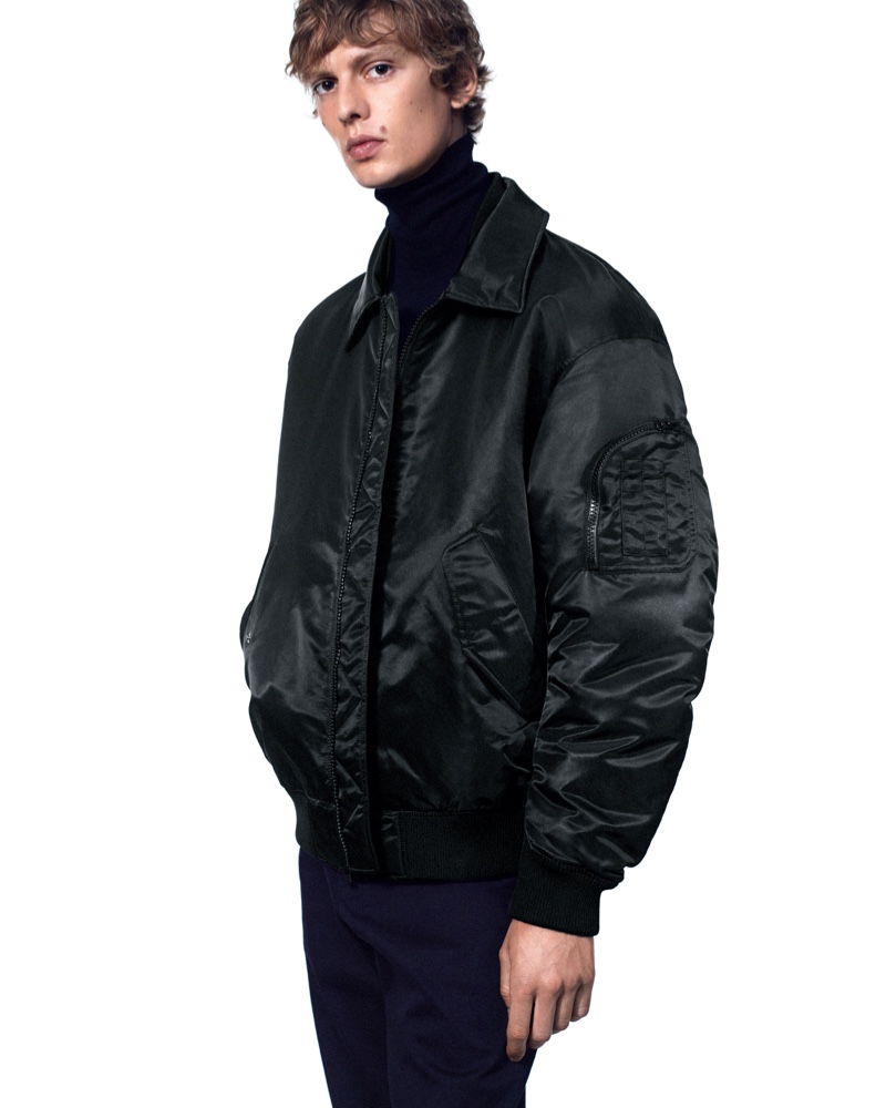 Sporting a fall-winter 2020 look from UNIQLO + J, Leon Dame wears an oversized bomber jacket with a turtleneck. » Jil Sander Returns with Chic UNIQLO +J Fall '20 Collection Sporting a fall-winter 2020 look from UNIQLO + J, Leon Dame wears an oversized bomber jacket with a turtleneck.