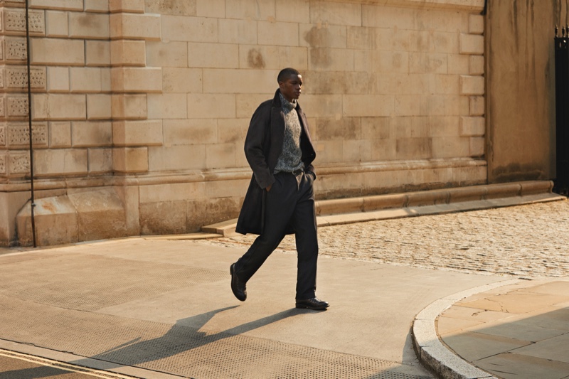 Model James Kakonge takes to the paved city streets in chic menswear from Mr Porter's fall-winter 2020 Mr P. collection. » Mr Porter Tackles Understated Luxury with Fall '20 Mr P. Collection Model James Kakonge takes to the paved city streets in chic menswear from Mr Porter's fall-winter 2020 Mr P. collection.