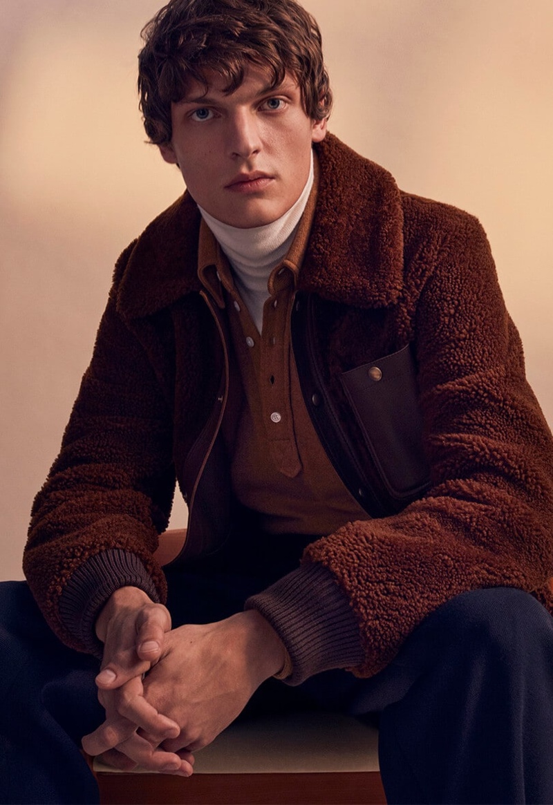 Captured behind the scenes, Valentin Caron fronts Tod's fall-winter 2020 campaign. » Valentin Stars in Tod's Fall '20 Campaign Captured behind the scenes, Valentin Caron fronts Tod's fall-winter 2020 campaign.