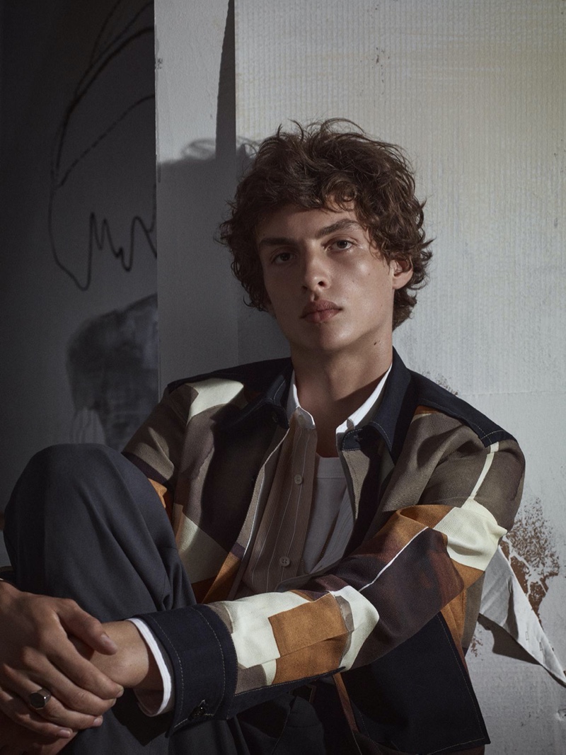 Lucas El Bali is an elegant vision as he layers in an abstract print shirt and striped top for Zara's fall-winter 2020 men's campaign. » Henry! Ty! Jonas! Lucas! Jun! Zara Fall '20 Campaign Lucas El Bali is an elegant vision as he layers in an abstract print shirt and striped top for Zara's fall-winter 2020 men's campaign.