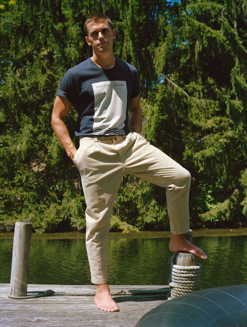 Pictured outdoors, Antoni Porowski dons The Easy Tee with pleated trousers from his J Brand collection. » Antoni Porowski Collabs with J Brand on Sustainably-Minded Capsule Pictured outdoors, Antoni Porowski dons The Easy Tee with pleated trousers from his J Brand collection.