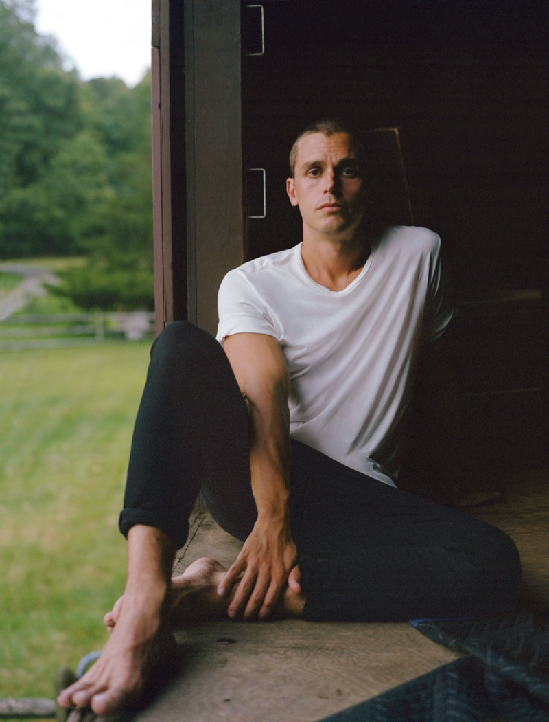 Antoni Porowski fronts the campaign for his J Brand collection. » Antoni Porowski Collabs with J Brand on Sustainably-Minded Capsule Antoni Porowski fronts the campaign for his J Brand collection.