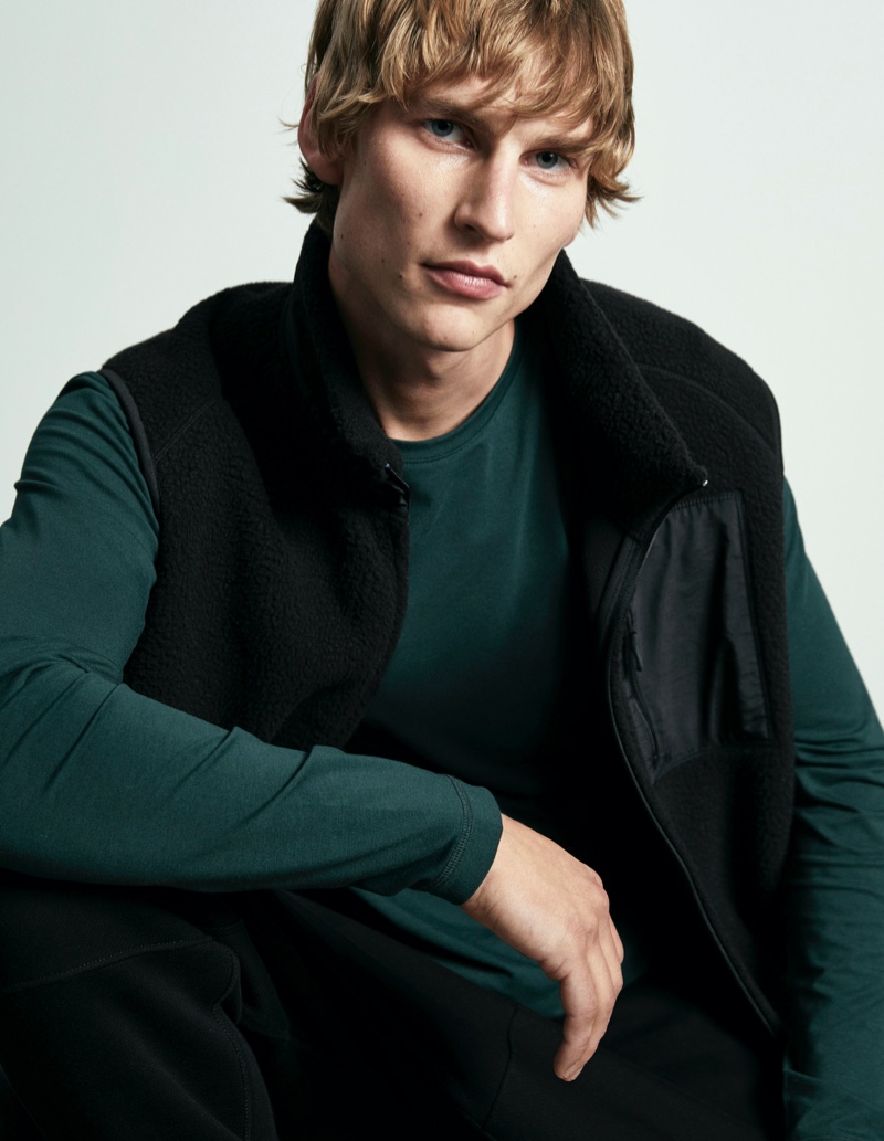 Thom Voorintholt sports a heat up tech vest from H&M. » H&M Brings Warm Style with Heat Up Tech Thom Voorintholt sports a heat up tech vest from H&M.