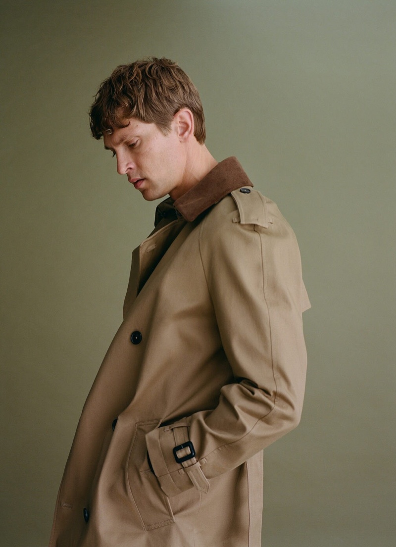 Delivering a side profile, Mathias Lauridsen sports a trench coat from Mango's fall-winter 2020 men's collection.