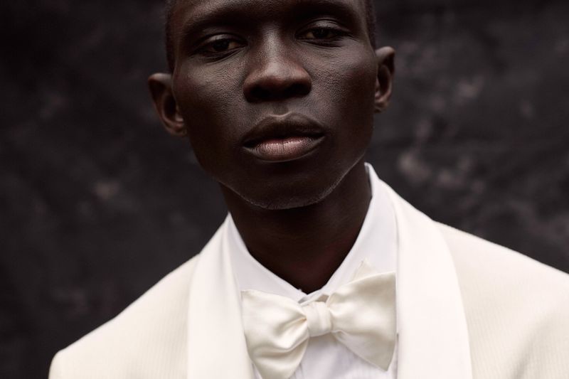 Donning an off-white tuxedo, Fernando Cabral wears Brunello Cucinelli.