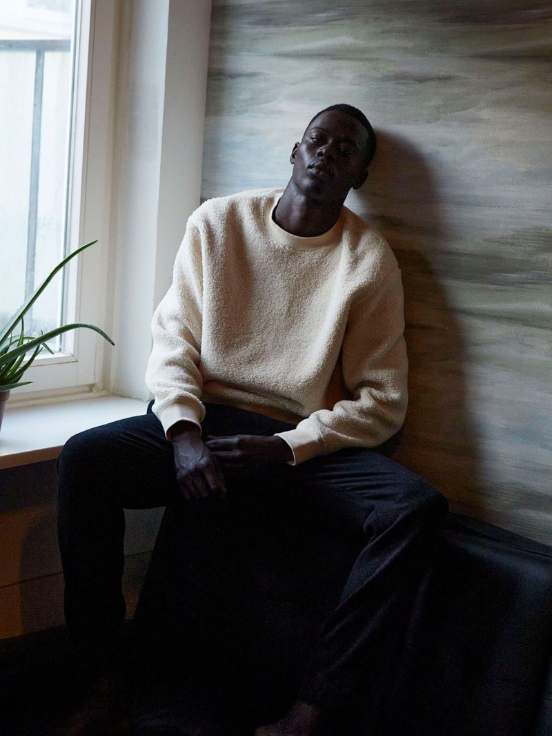 Relaxing, Alpha Dia models a leisure look from COS. » Alpha Embraces Downtime Dressing in COS Relaxing, Alpha Dia models a leisure look from COS.