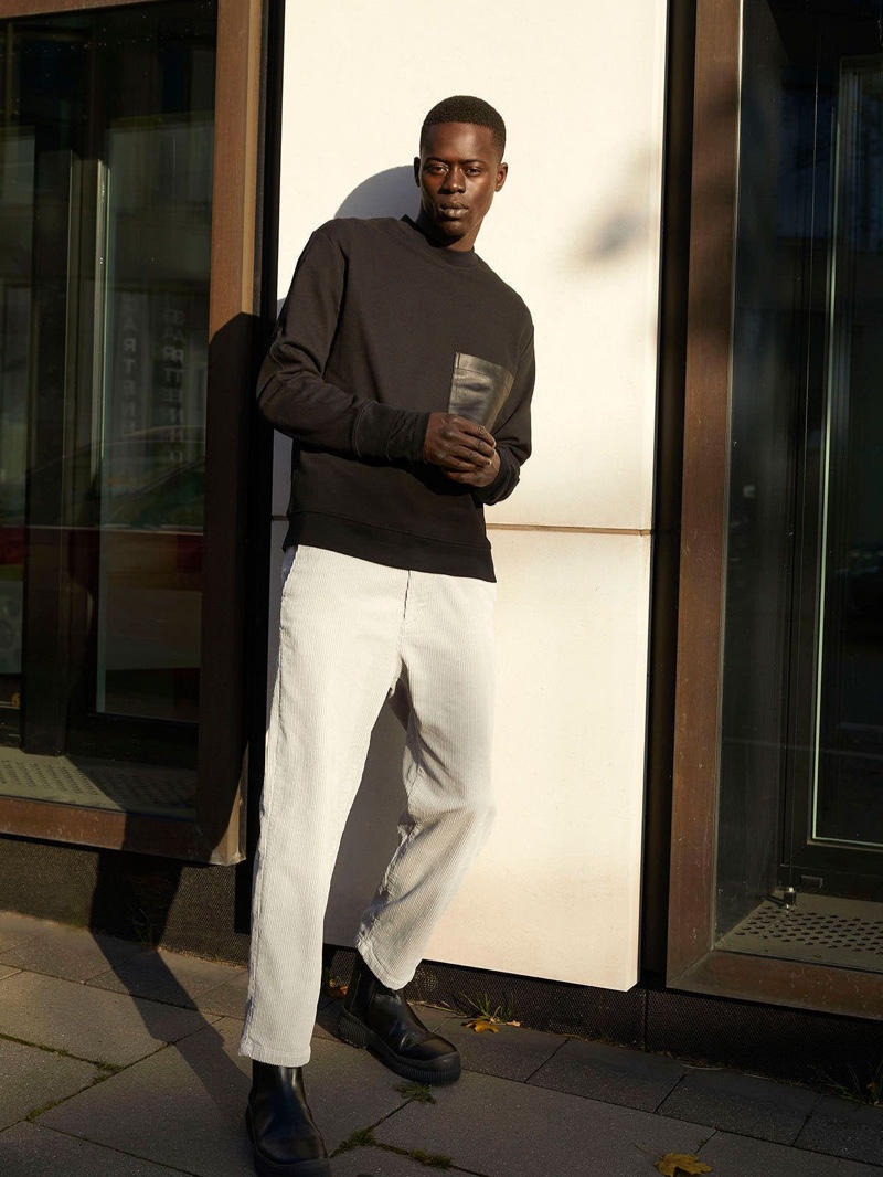 Heading out, Alpha Dia wears a casual look from COS's fall-winter 2020 men's lineup. » Alpha Embraces Downtime Dressing in COS Heading out, Alpha Dia wears a casual look from COS's fall-winter 2020 men's lineup.