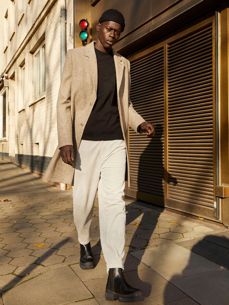 Alpha Dia goes on a stroll in a chic coat, sweatshirt, and corduroy pants from COS. » Alpha Embraces Downtime Dressing in COS Alpha Dia goes on a stroll in a chic coat, sweatshirt, and corduroy pants from COS.