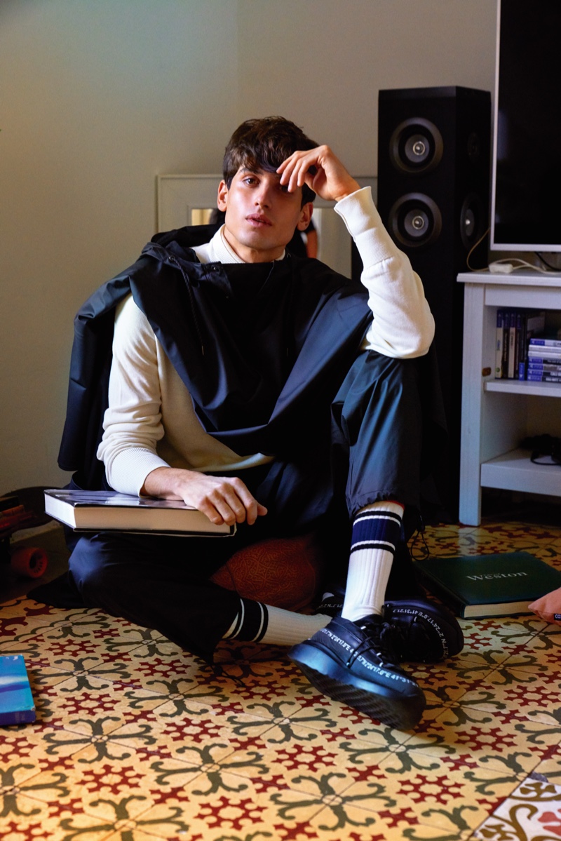 Gerard wears shoes Mikakus, socks Nudie Jeans, sweater Ben Sherman, rain pants and cape Pepperline.