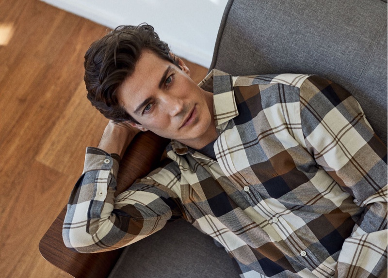 Connecting with Pedro del Hierro for the holidays, Oriol Elcacho dons a cashmere touch check cotton shirt.