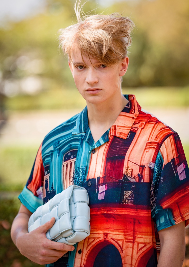 Fynn wears shirt Huf and bag Bottega Veneta.