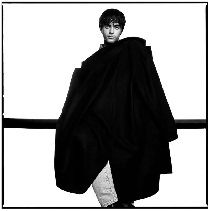 Draped in an oversized coat, Lennon Gallagher connects with Zara Man for a new photoshoot.