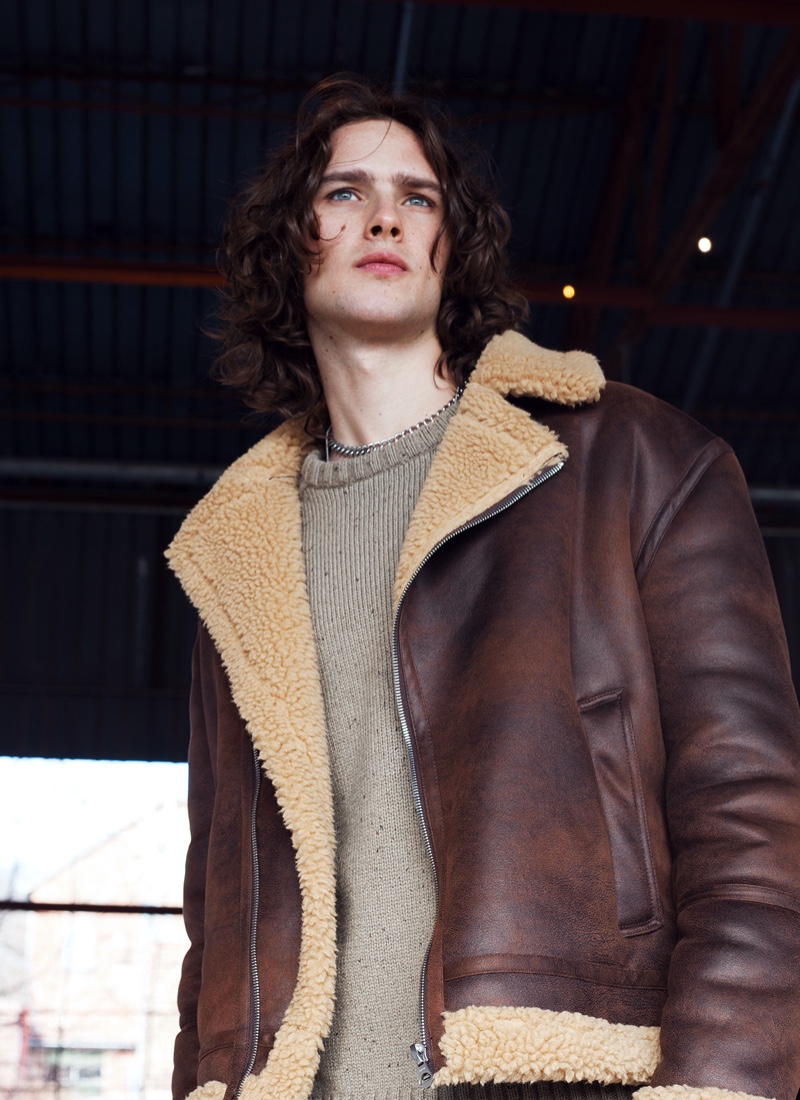 Reid Ventures Outdoors in 'Rock Steady' – The Fashionisto