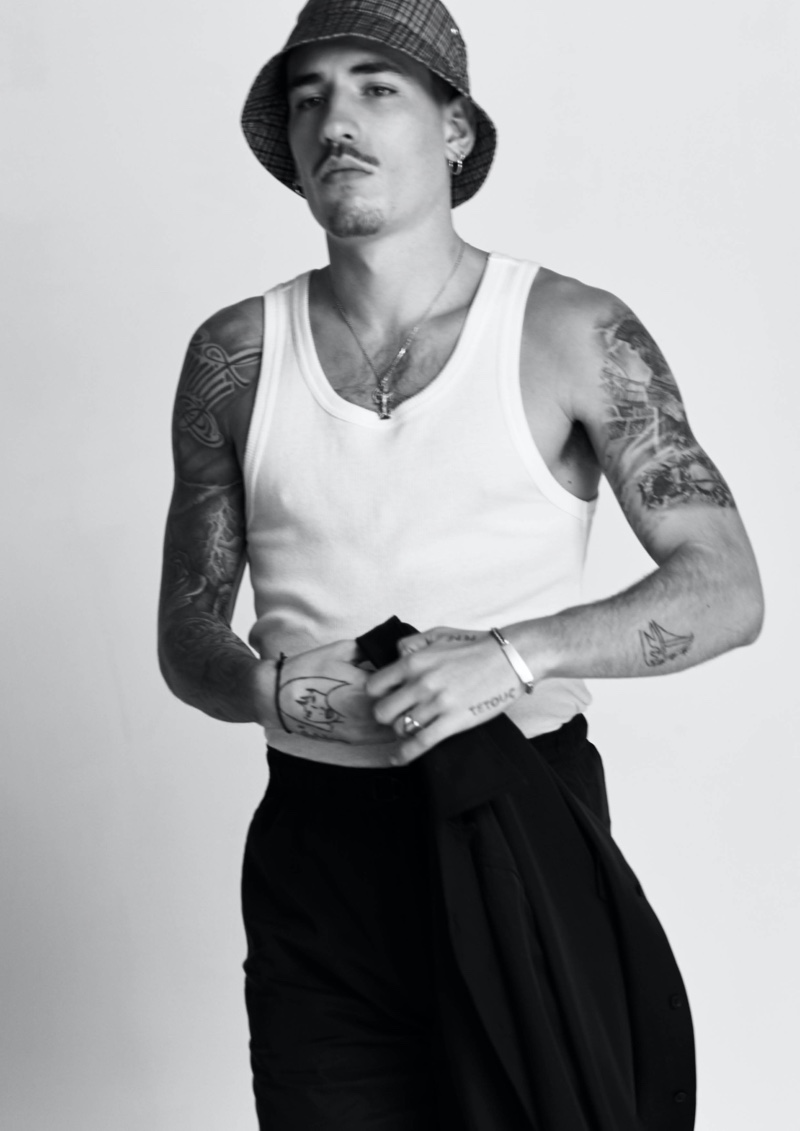 Captured behind the scenes, Héctor Bellerín shoots the campaign for his H&M Edition collection. » Héctor Bellerín Partners with H&M for Collection Captured behind the scenes, Héctor Bellerín shoots the campaign for his H&M Edition collection.