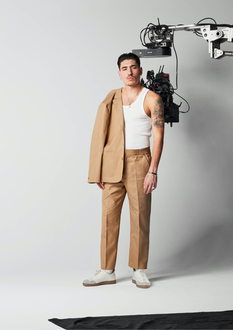 Sporting a leisure look, H&M reveals a behind the scenes image of Héctor Bellerín for his Edition collection. » Héctor Bellerín Partners with H&M for Collection Sporting a leisure look, H&M reveals a behind the scenes image of Héctor Bellerín for his Edition collection.