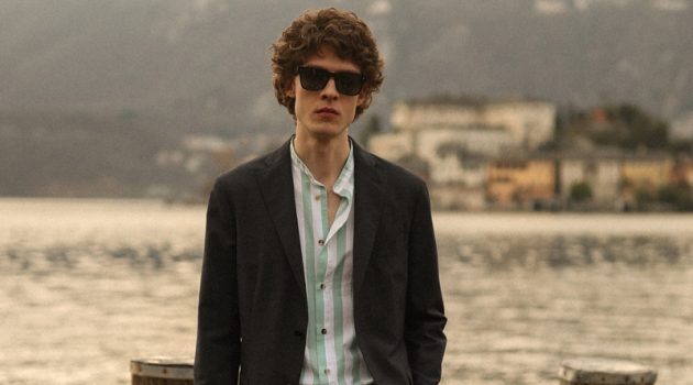 Acqua Dolce: Boglioli Unveils Spring Campaign Donning a slim suit with a striped shirt, Davide Moncecchi stars in Boglioli's spring-summer 2021 campaign.