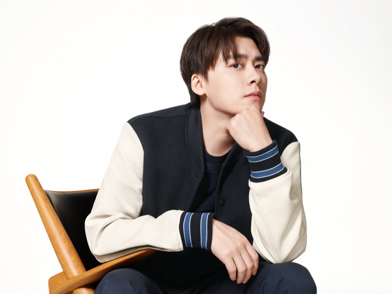 Rocking a varsity jacket, Li Yifeng fronts BOSS's spring-summer 2021 men's campaign. » Li Yifeng Returns for BOSS Spring Campaign Rocking a varsity jacket, Li Yifeng fronts BOSS's spring-summer 2021 men's campaign.