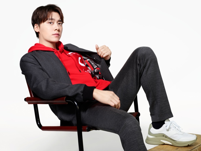 Embracing an athleisure look, Li Yifeng stars in BOSS's spring-summer 2021 men's campaign. » Li Yifeng Returns for BOSS Spring Campaign Embracing an athleisure look, Li Yifeng stars in BOSS's spring-summer 2021 men's campaign.