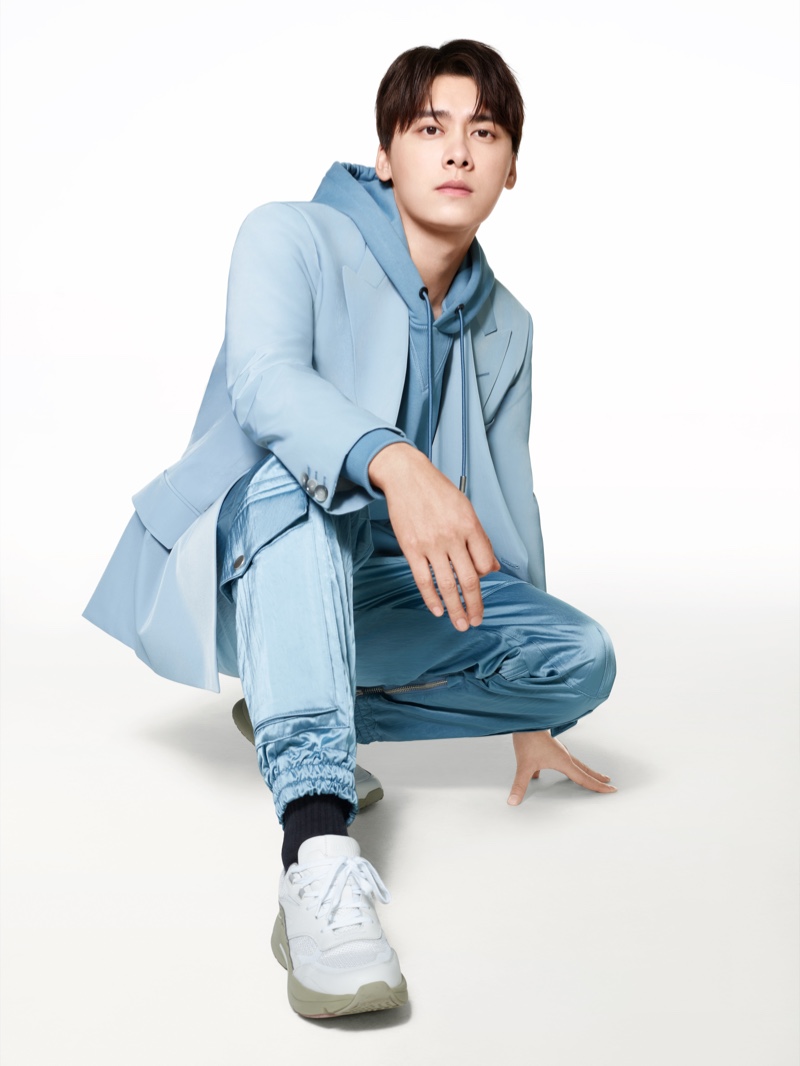 Captured in a monochromatic ice blue look, Li Yifeng appears in BOSS's spring-summer 2021 men's campaign. » Li Yifeng Returns for BOSS Spring Campaign Captured in a monochromatic ice blue look, Li Yifeng appears in BOSS's spring-summer 2021 men's campaign.