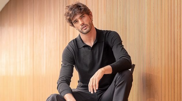 Marlon Teixeira Sports Essential Style for Democrata Campaign Marlon Teixeira is a smart vision in a long-sleeve polo and trousers for Democrata's winter 2021 campaign.