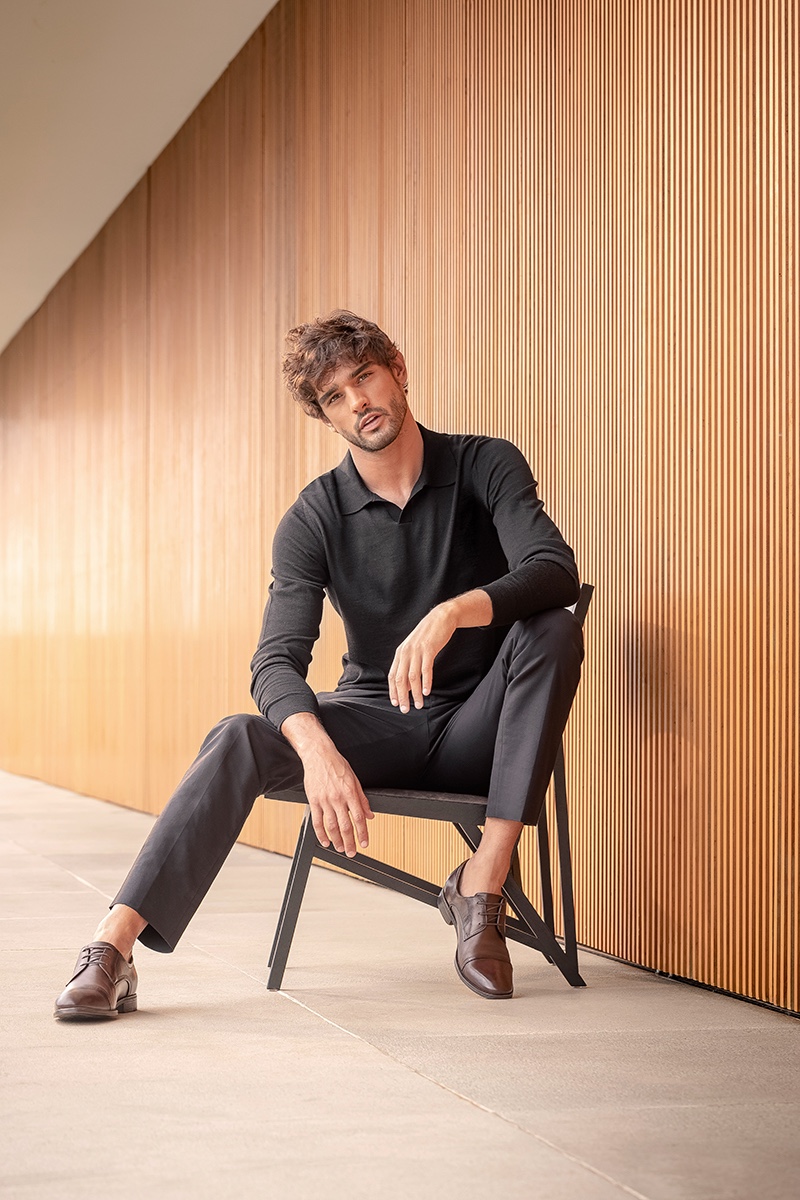 Marlon Teixeira is a smart vision in a long-sleeve polo and trousers for Democrata's winter 2021 campaign.