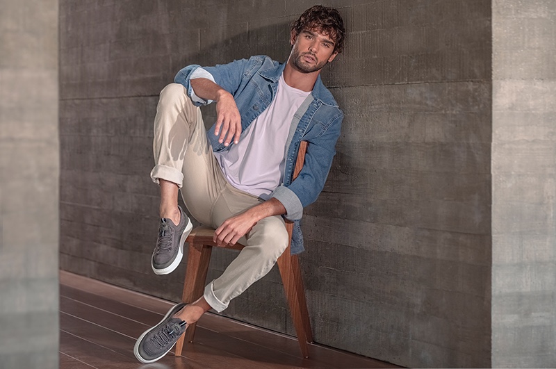 Going casual, Marlon Teixeira sports a denim jacket, tee, pants, and sneakers for Democrata's winter 2021 campaign.