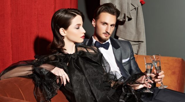 How to Dress For a Night at the Casino Woman Man Well Dressed Glasses Drinks Couple