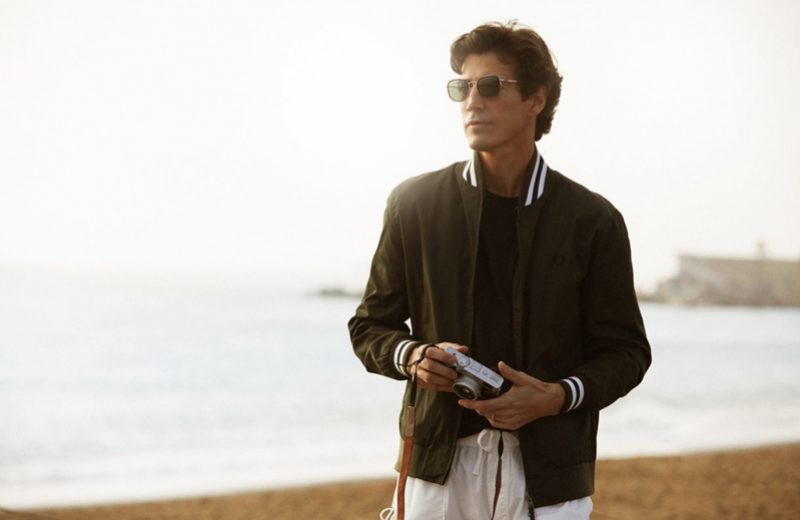Oriol Elcacho Embraces the Moment in Mó Eyewear Campaign Oriol Elcacho stars in the Mó spring-summer 2021 eyewear campaign.
