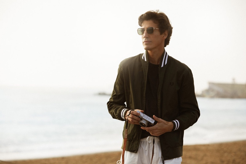 Oriol Elcacho stars in the Mó spring-summer 2021 eyewear campaign.