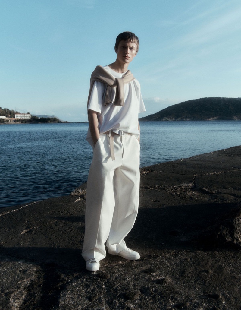 Venturing outdoors, Jonas Glöer stands out in a COS oversized-fit t-shirt, relaxed-fit jumper, and wide-leg trousers.